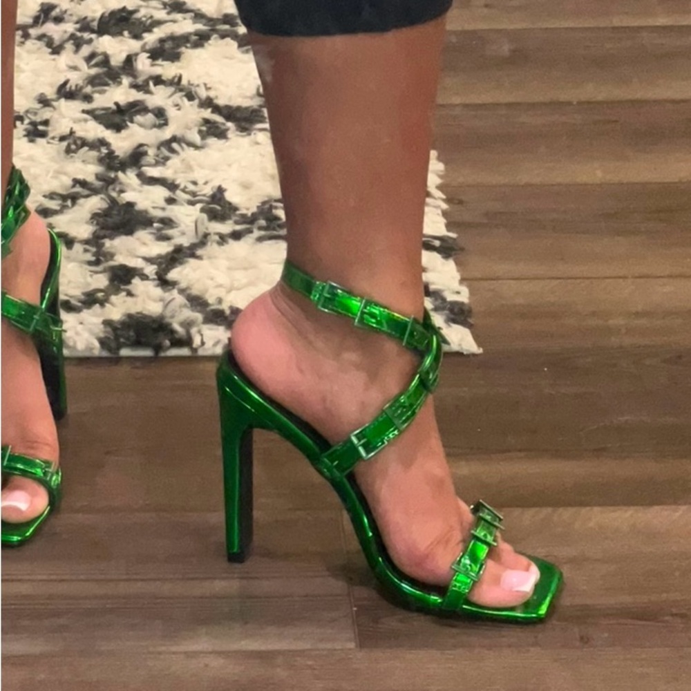 Vibrant Rare Emerald Green Metallic Heels with Buckle Design